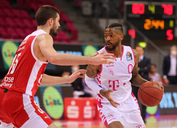 裁判员在球 裁判员在球